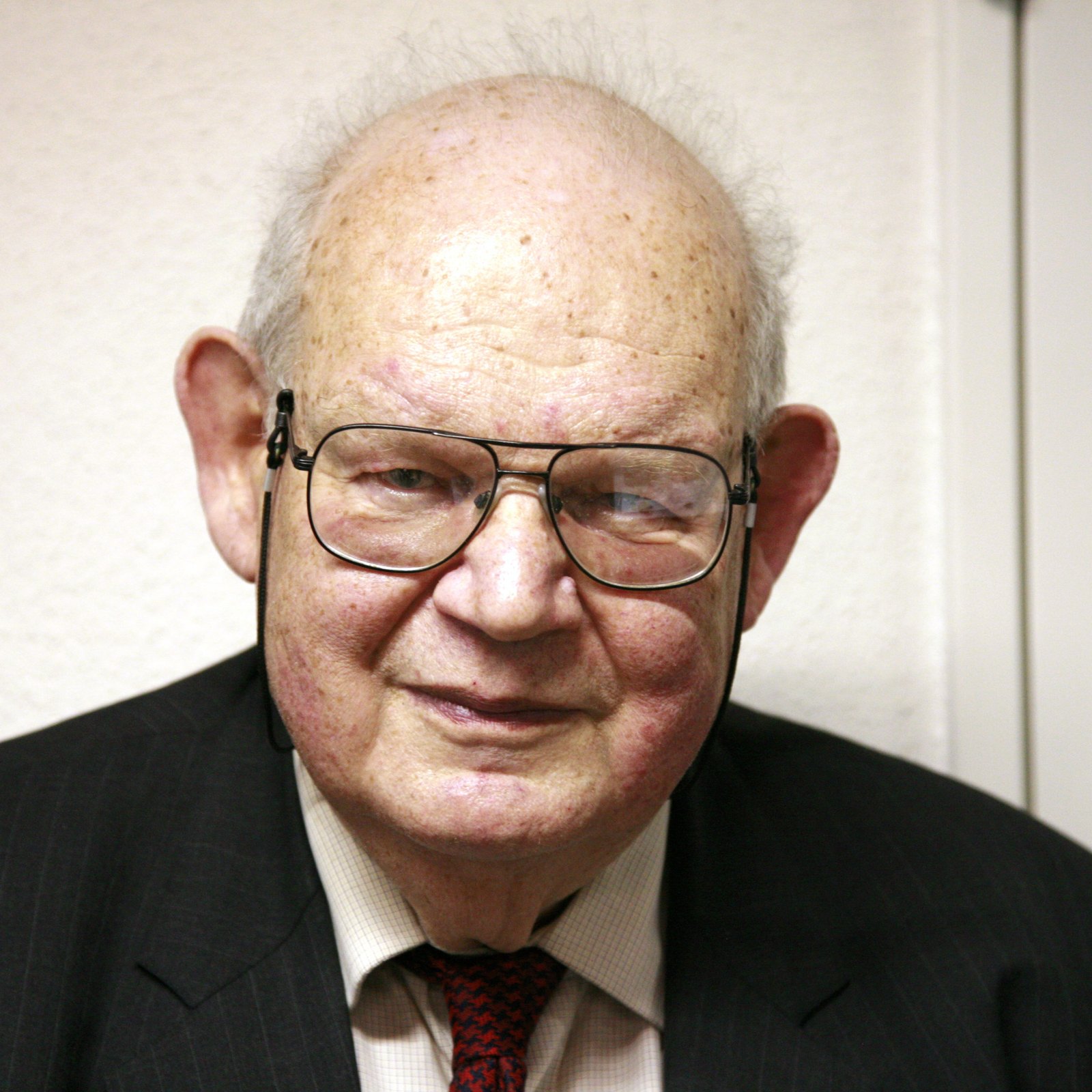 Benoît Mandelbrot, an older man with glasses, smiling